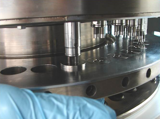 compression machine for pharmaceutical tablet manufacturing